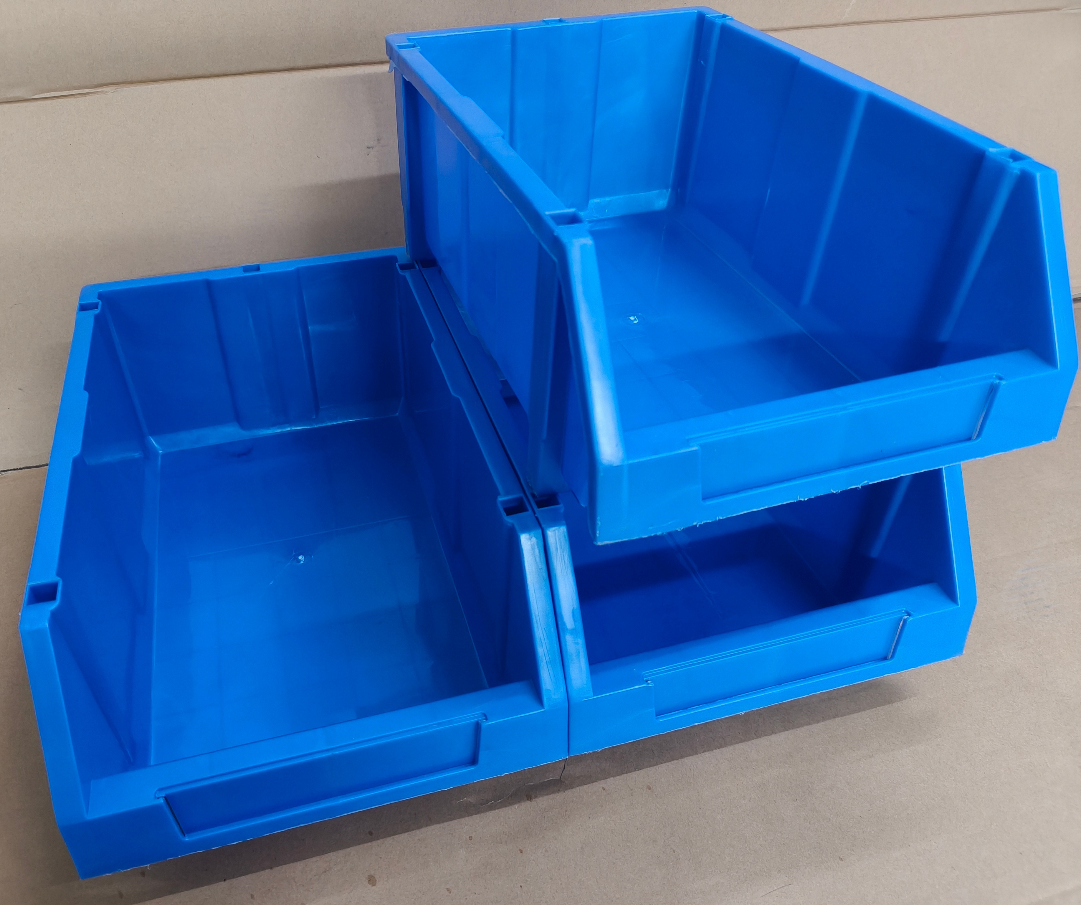 Environmentally Friendly Antistatic Blue Plastic Container, RoHS Certified, Customizable Surface Resistance, Lid & Stackable Design Supported