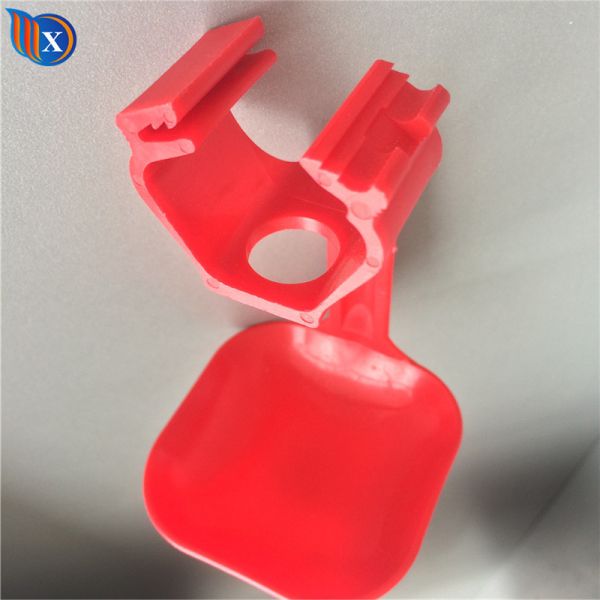 Чашка автоматического пластикового цыпленка пьяницы ниппели моча