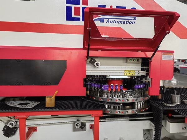 Башенки мотора сервопривода пробивая машины металлического листа CNC 3 осей машина двойной пробивая