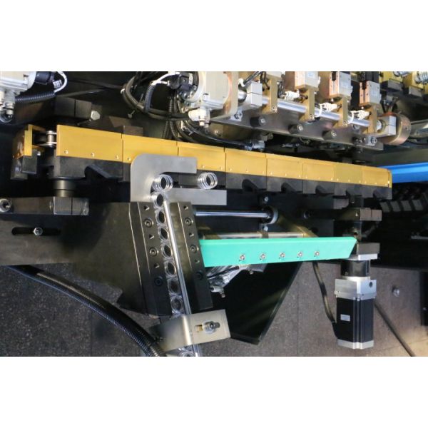 Easy Maintance Bottle Blow Molding Machine With Automatic Lubrication Oil Device