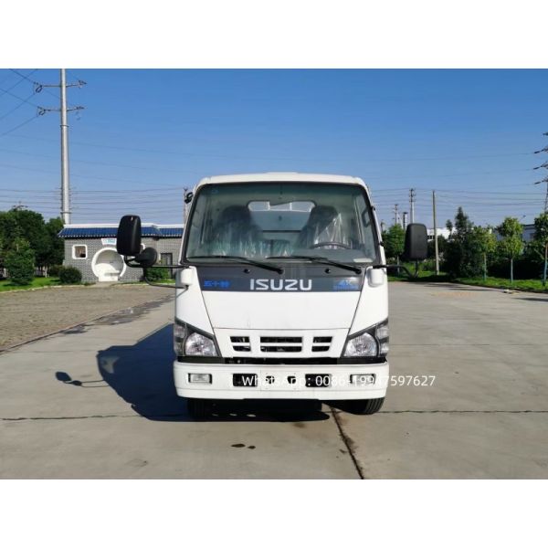 Petit ISUZU NPR Camion-citerne de l'eau Nouveau camion de pulvérisation d'eau du Japon