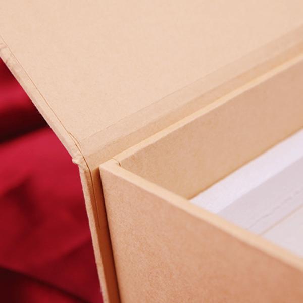 Biodegradable Bottled Liquid 1000gsm Magnetic Closure Gift Boxes