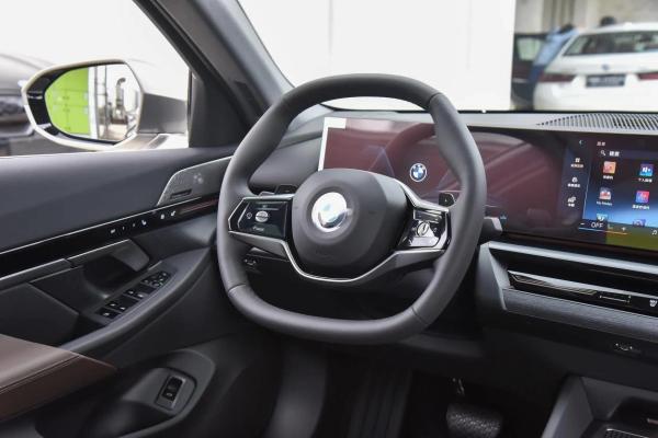 Medium And Large Cars BMW 5 Series 2025 525Li Luxury Package