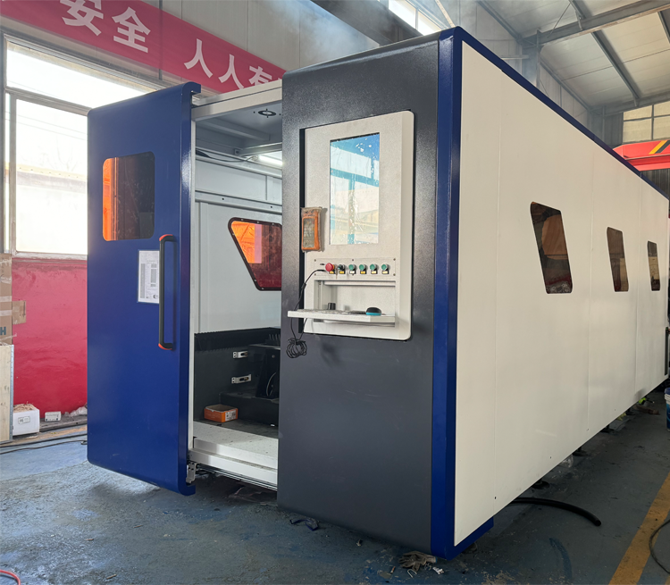 Industrial Double Table Model 6000w Sheet Metal Laser Cutting Machine with 4-axis Configuration and Yaskawa Servo Motor