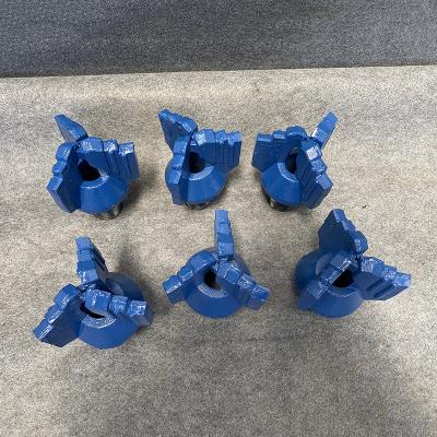 Perfuração de bits de arrasto de metal para formações médias e duras