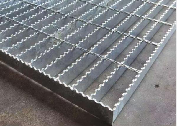 32×3 270g/M2 Zinc Coated Galvanized Serrated Bar Grating 8mm Cross