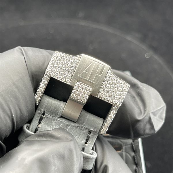 O carvalho real dos diamantes luxuosos sem conflitos olha Moissanite para o bolso amigável