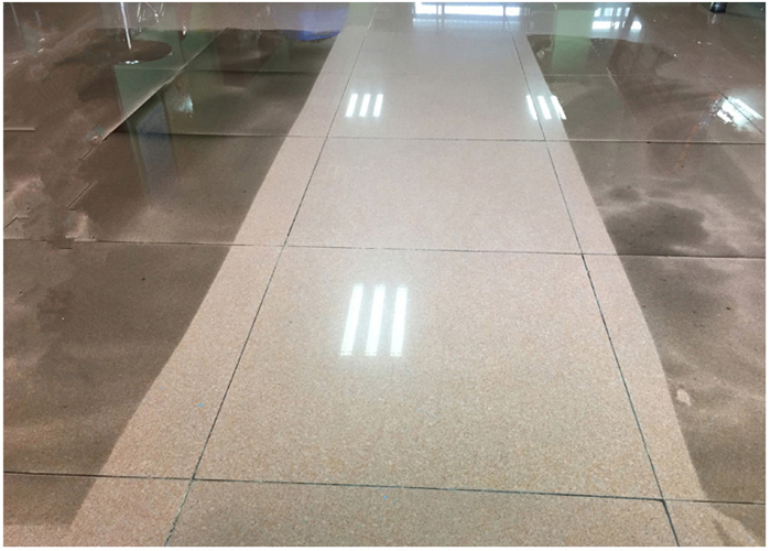 Машина сушильщика скруббера пола супермаркета с, который держат и большие цистерной с водой