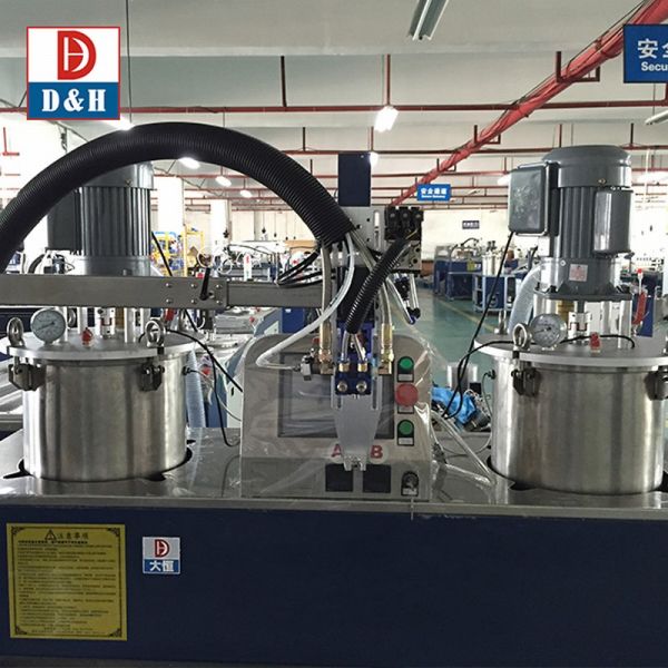 Máquina de distribuição de cola robótica de 460 kg para mistura composta de partes AB na fábrica