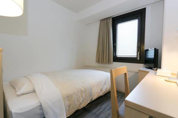 Lae standard twin room hotel furniture of wood headboard bed with long combine desk table and fabric chairs
