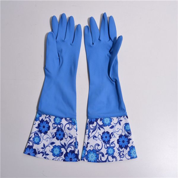 С перчатками резины кухни домочадца перчаток красивого рукава картин дополнительного длинного резиновыми