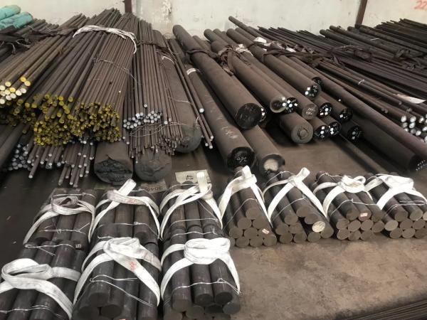 As barras redondas de aço inoxidável laminadas a alta temperatura de AISI 420 recozeram a superfície preta