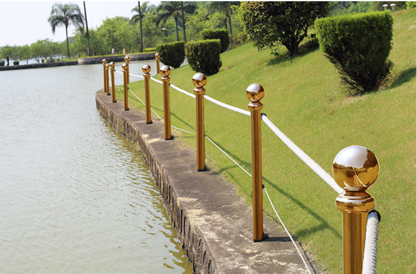 Серебряным шарик покрытый золотом нержавеющий неубедительный стальной с изготовленной на заказ низкопробной лестницей поручня