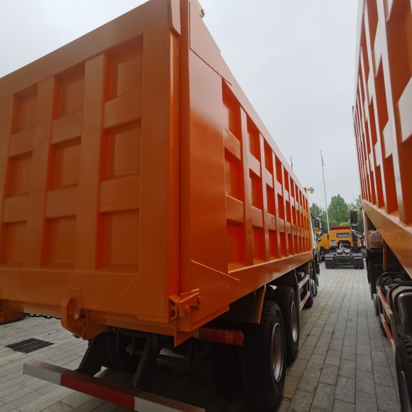 8×4 Drive Wheel Commercial Vehicle Dump Truck with Air Suspension Seat and 600L Fuel Tank