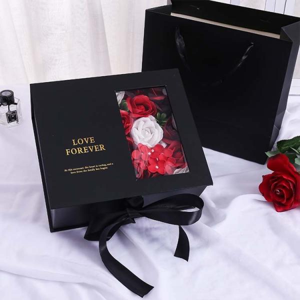 O livro deu forma à janela do saco do presente do dia de Valentim que empacota a caixa das decorações do ano novo