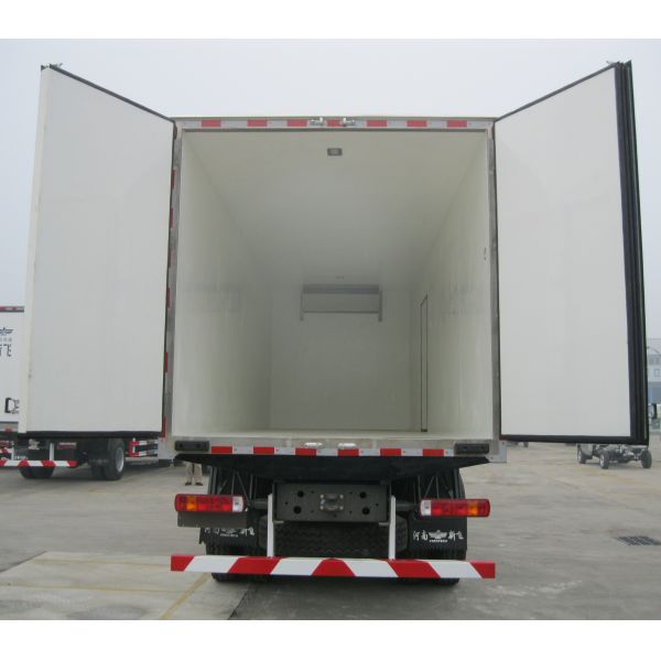 Sinotruk Howo 6x4 25t Fish Meat Transport Fresh Goods refrigerator truck