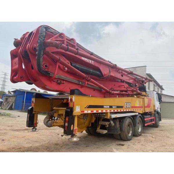 Concrete Pump Truck 52 Meters Installed Mercedes Chassis Semi-Dry Shotcrete Type Good