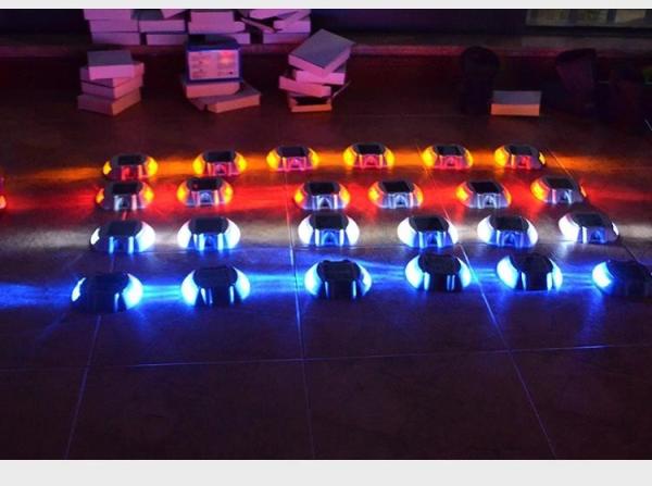 Lâmpadas de roda de cavalo de alumínio fundido Solar Road Stud Marker High Shock Resistance LED Road Studs
