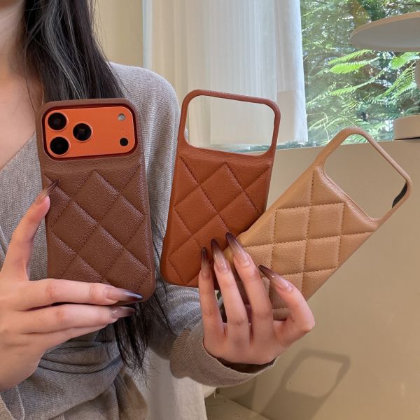 Coque simple motif litchi rouge-brun + argent modèle cc 13-17pm