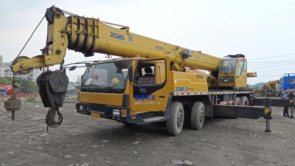 Grue pliante de 50 tonnes avec hauteur de levage maximale de 40 m à réduction spéciale