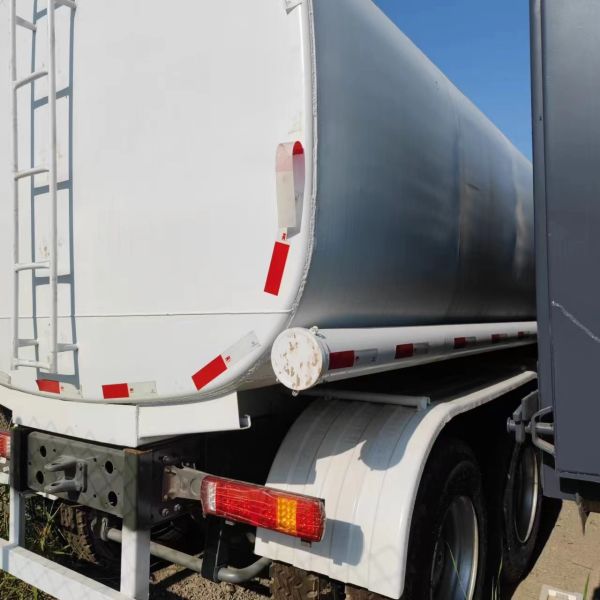 Sinotruk Howo 371 Oil Truck Tanker 2000L 8x4 Second Hand For Fuel Delivery