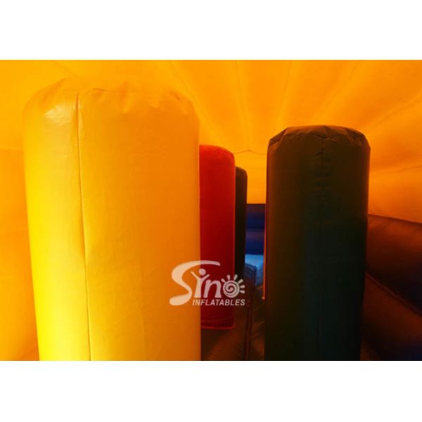 Гигант мира моря н на открытом воздухе ребенк взрослый взбираясь раздувной город потехи с скольжением тоннеля для детей и взрослых