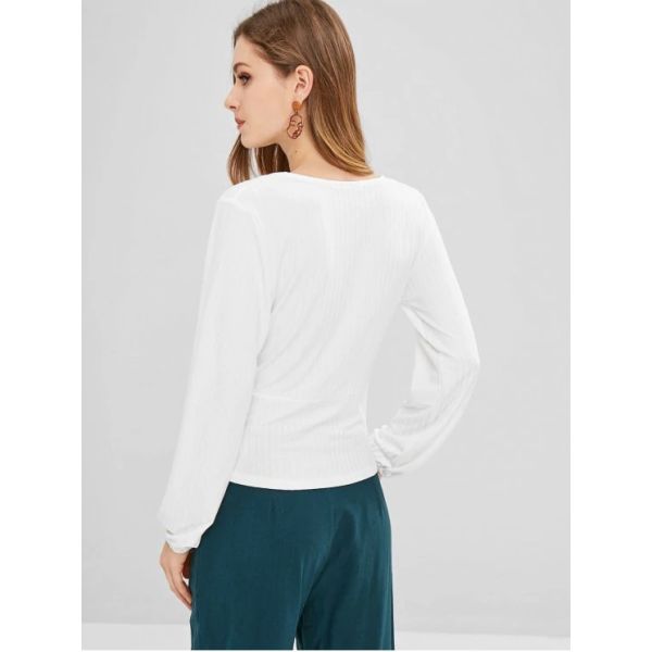 Длинным пошученные над рукавом застегнутые женщины одежды футболки верхней части кроссовера