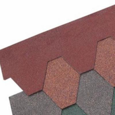Casa de telhado de areia colorida tridimensional com material bituminoso