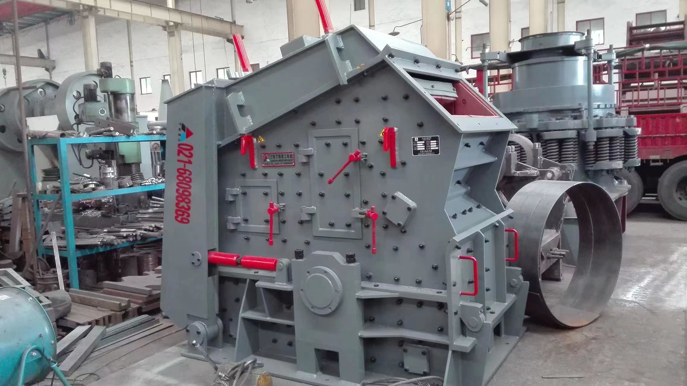 Under Technical Guidance Installation 50-300 T/H Limestone Granite Impact Crusher
