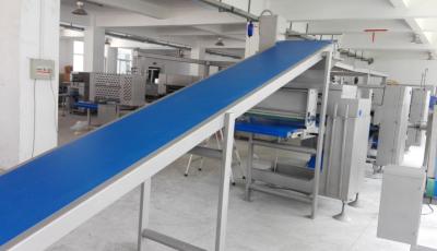 linha de produção industrial 5000 quilograma do pão da largura de 750mm /Hr com equipamento da decoração