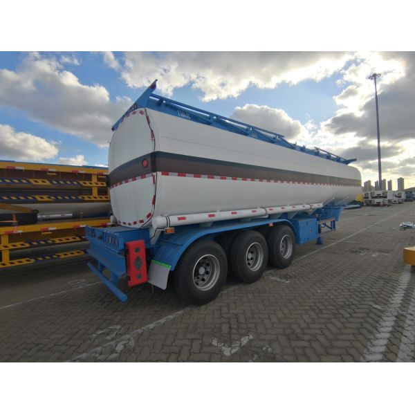 Sinotruk HOWO Fuel Tank Trailer for Africa Wabco Relay Valve Customized Configuration