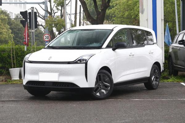 High Performance 5 Seater MPV Electric Car 5 Doors New Energy Benteng NAT 419KM