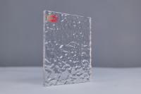 Feuille de plastique transparente texturée et opaque, à haute transmission lumineuse, destinée aux panneaux et aux guides