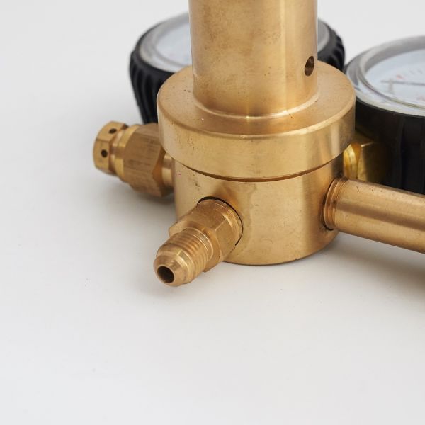 Regulador de soldadura de dióxido de carbono seguro con estructura de seguridad y regulación de voltaje