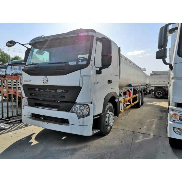 Camión resistente del buque de petróleo de RHD para opcional multicolor del transporte