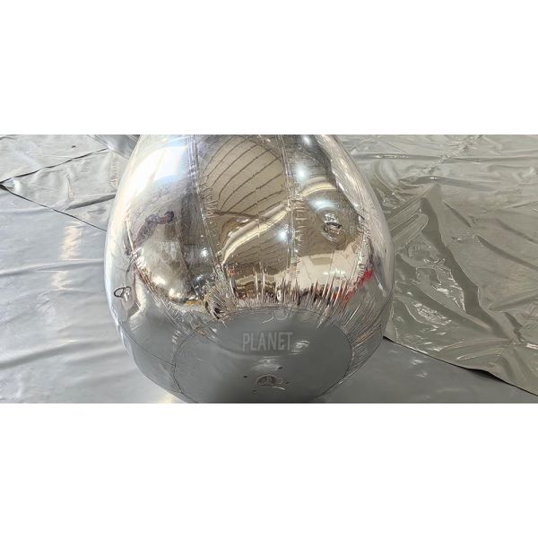 Des champignons gonflables brillants, des boules miroirs en PVC, des décorations de Noël.