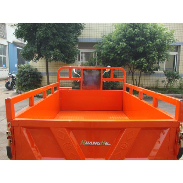 Motorized 3 Wheel Cargo Motorcycle With Tarpaulin 151 - 200cc Displacement