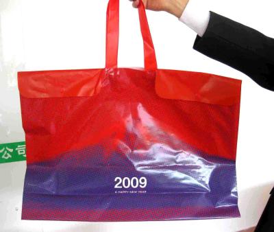 O costume imprimiu grandes sacos de compras plásticos com punhos da corda/botão