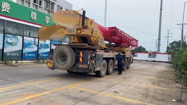 18 ans 80 tonnes State V émission grue en jaune avec service après-vente Oui