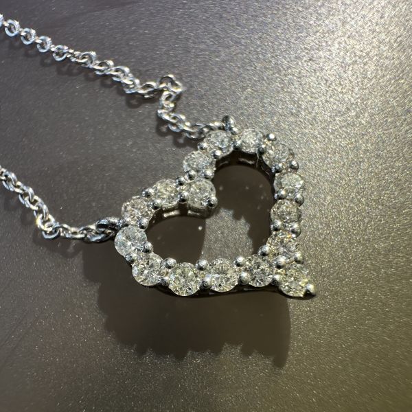 Customized Luxury 18K Gold Heart-Style Pendant Handmade Diamond Necklaces for Women for Anniversary Wedding Banquet