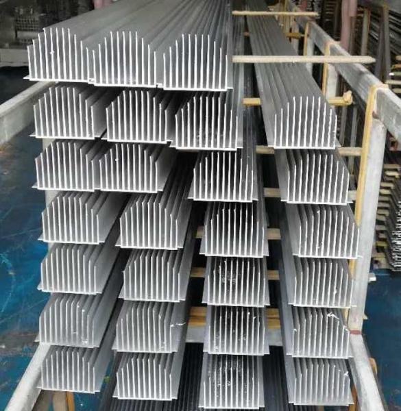 Perfis de alumínio grandes personalizados do dissipador de calor T5 do plano 6063 do tamanho com o claro anodizado