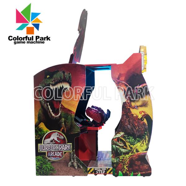 2 pessoas que disparam no dinossauro de Arcade Machines Jurassic Game Console para o adulto interno