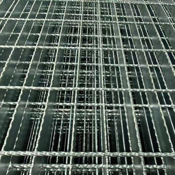 32*5 Commoned Serrated Tooth Steel Grating With Customizable Bearing Bar Spacing