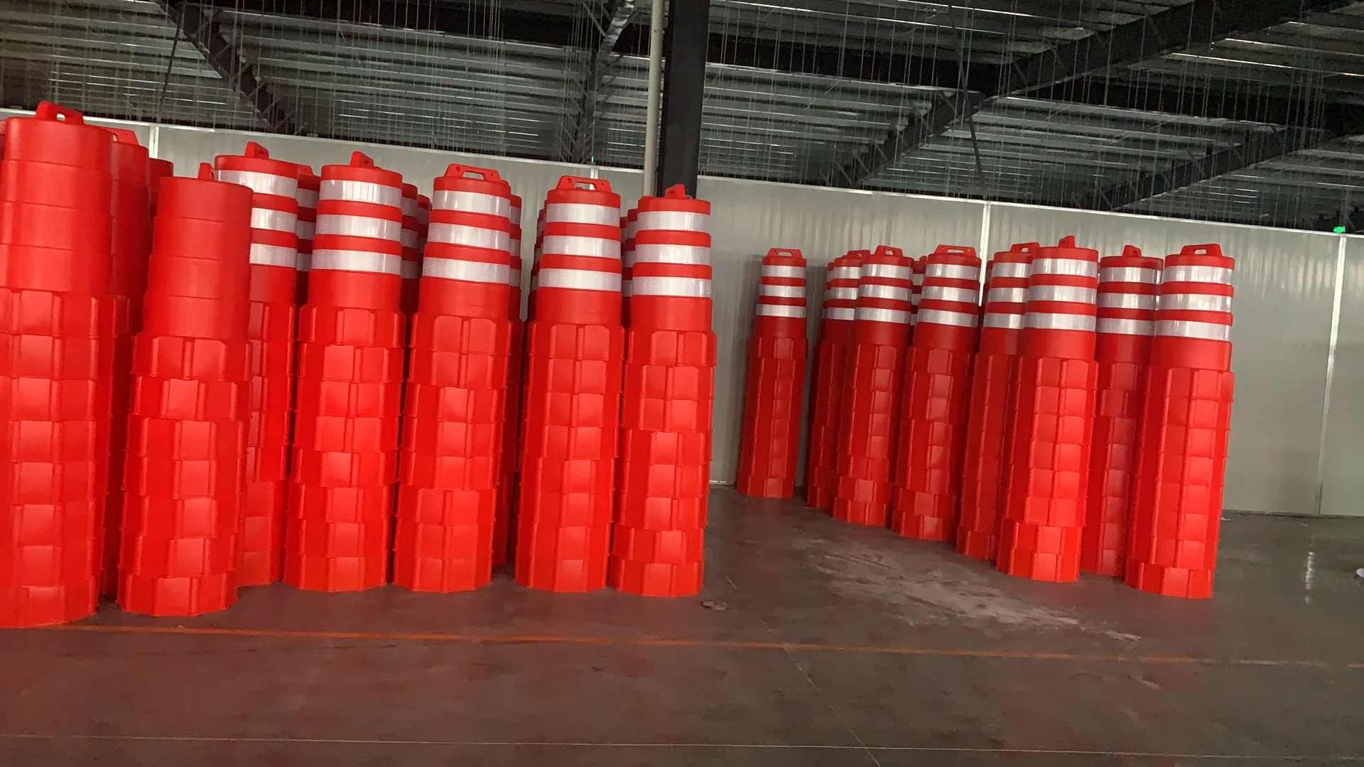 High Density PE Traffic Safety Barrel Unbreakable Red Road Crash Drum with Reflective Tape for Traffic Control