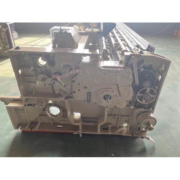 Тень двойной струи воды сопла сплетя