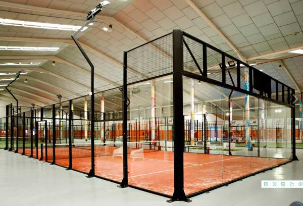 Un terrain de padel professionnel sur le toit, équipement de tennis résistant aux intempéries.