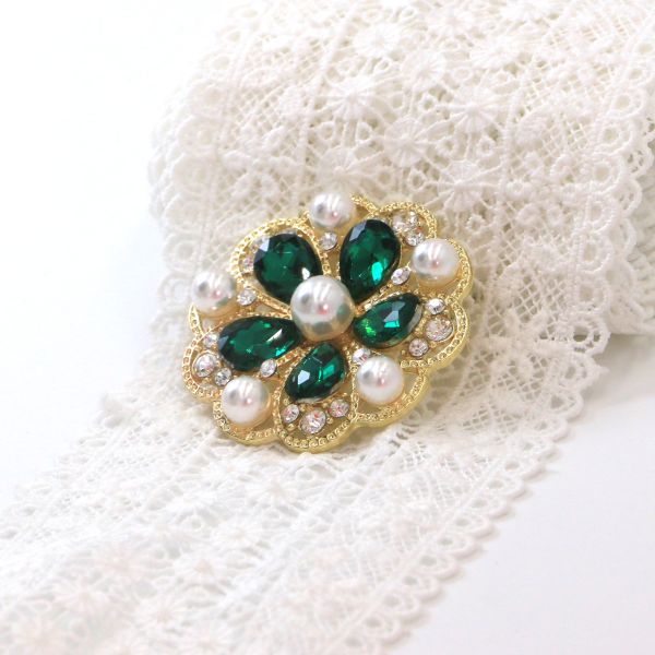 Golden round pearl brooch , womens brooch pins Petal Shape 4.8cm Size