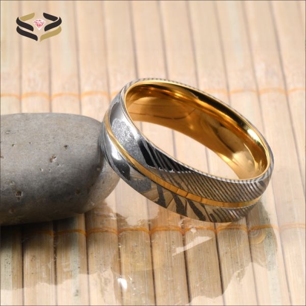 Anillos de acero Damasco polaco con núcleo de tungsteno dorado con ranuras.
