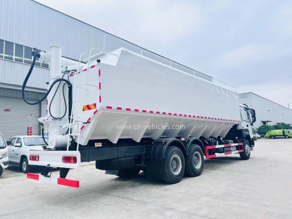 HOWO Bulk Feed Truck Carbon Steel Feed Grain Truck For Feed Grain Delivery
