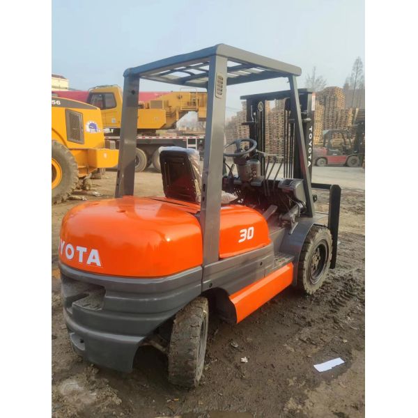 3000 kg Lightweight Used Japan Forklift with Diesel Engine and Centre of Gravity 500 mm